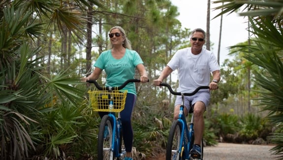 couple on bikes