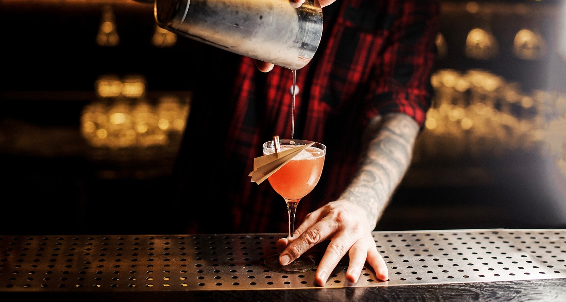 A bartending puts the finishing touches on a cocktail