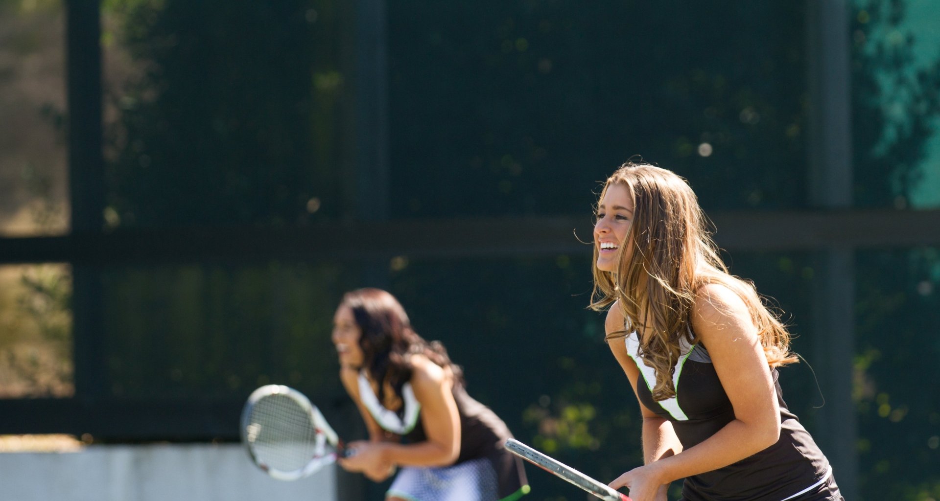 woman playing tennis