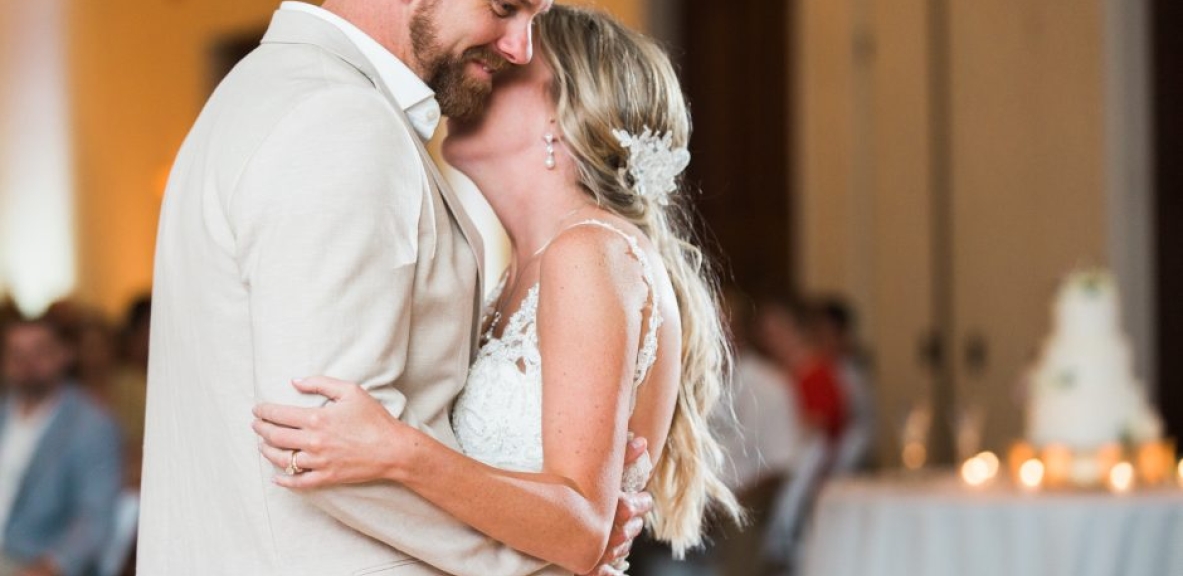 Callie & Roy's first dance at their wedding in Hotel Effie.