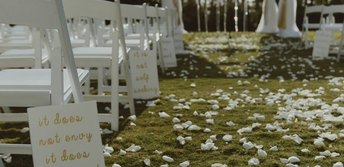 An outdoor wedding ceremony in Florida.