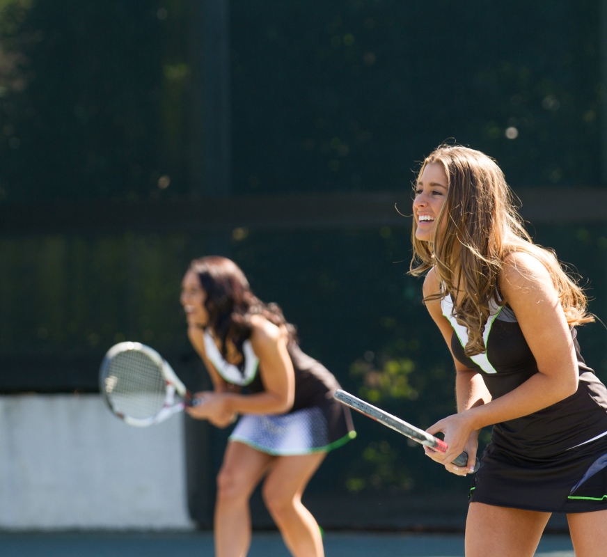 woman playing tennis